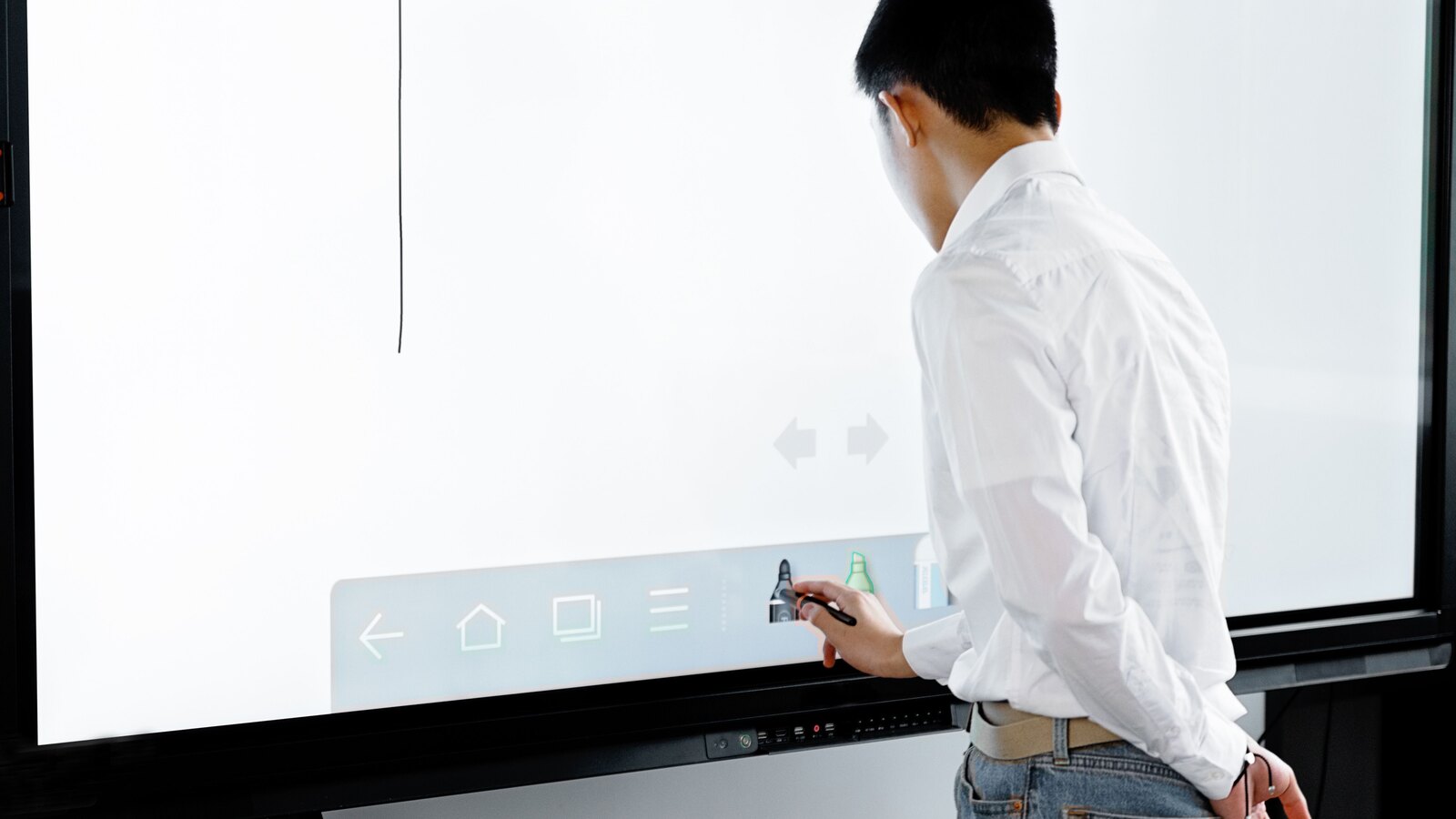 Moderner Klassenraum mit interaktivem Display neben einer klassischen Kreidetafel – der Wandel der Schultafel in deutschen Schulen