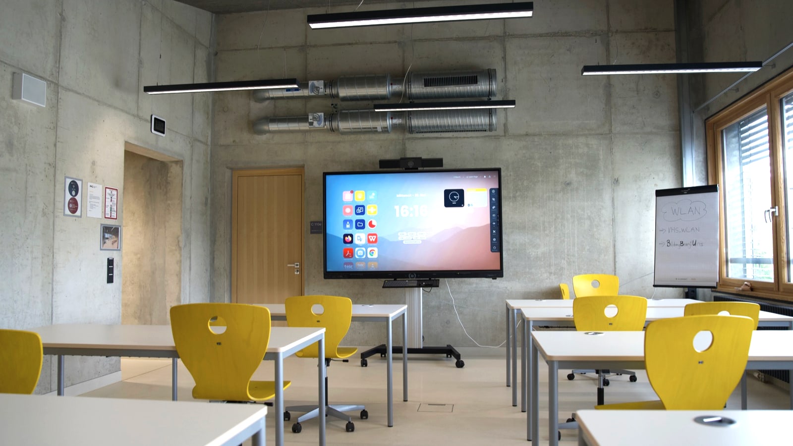 Interaktives Tafelsystem in einem modernen Klassenraum, geprüft und dokumentiert von FASTNET